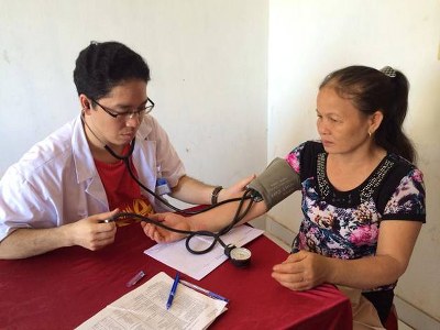 Đoàn Y, bác sĩ Bệnh viện Tim Hà Nội tổ chức khám chữa bệnh miễn phí cho nhân dân đảo Lý Sơn