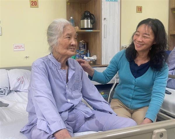 Cụ bà 93 tuổi vẫn quyết tâm lên bàn mổ tim dù phải mở xương ức