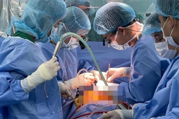 CỨU SỐNG NGƯỜI PHỤ NỮ NGỪNG THỞ, NGỪNG TIM KHI ĐANG CHỜ PHẪU THUẬT