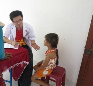 Đoàn Y, bác sĩ Bệnh viện Tim Hà Nội tổ chức khám chữa bệnh miễn phí cho nhân dân đảo Lý Sơn